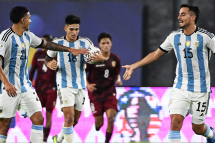 En un partido polémico, con expulsados y mal arbitraje, Argentina empató 2 a 2 con Venezuela